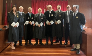 El magistrado Fernando Poncela con la Sala de Gobierno del TSJ de Navarra